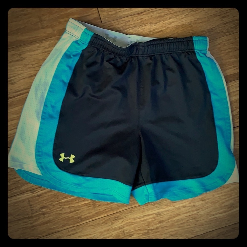 ☀️ 3/$36 or 2/$30  UNDER ARMOUR Girls HeatGear Mesh Shorts sz L
